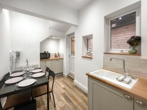 eine Küche mit Esstisch und Spüle in der Unterkunft Botany Bay House in Whitby