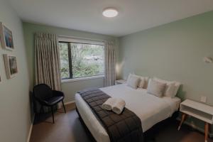 En eller flere senge i et værelse på Mountain Views Beachfront Central KK0200