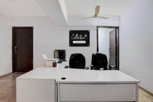 una oficina con un escritorio blanco con dos sillas en Collection O Magarpatta City Formerly Ekab Hospitality, en Mundhwa