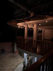 einen Balkon eines Hauses in der Nacht mit Lichtern in der Unterkunft Kelly Mercedes in Chachapoyas + 6 Fotos