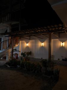 ein weißes Gebäude mit Lichtern an der Wand bei Nacht in der Unterkunft Kelly Mercedes in Chachapoyas