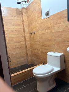 ein Badezimmer mit Toilette und Dusche in der Unterkunft Kelly Mercedes in Chachapoyas