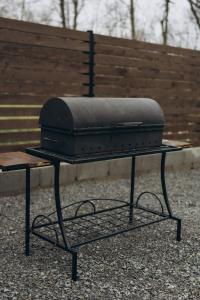 uma mala em cima de uma mesa ao lado de um banco em Lofty House Mountain em Urych mais 34 fotografias