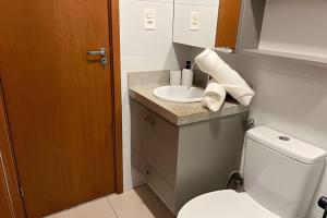 ヴィラ・ヴェーリャにあるPRAIA Mar e Sofisticação - Novo!のトイレと洗面台のある小さなバスルーム