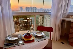 ヴィラ・ヴェーリャにあるPRAIA Mar e Sofisticação - Novo!の窓際の食卓