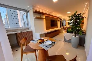 ヴィラ・ヴェーリャにあるPRAIA Mar e Sofisticação - Novo!の部屋の中にテーブルがある小さなリビングルーム +42枚の写真