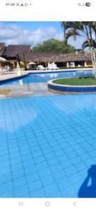 una grande piscina con piastrelle blu di Winterville com 3 quartos 2 garagem a Gravatá