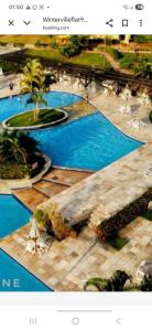 una foto di una piscina in un resort di Winterville com 3 quartos 2 garagem a Gravatá