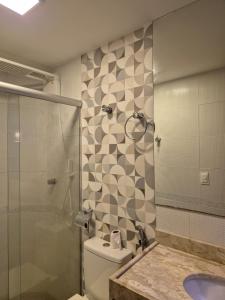 un bagno con wc e doccia in vetro di Winterville com 3 quartos 2 garagem a Gravatá