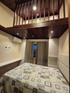 una camera da letto con un letto grande in una stanza di Winterville com 3 quartos 2 garagem a Gravatá