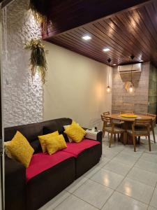 un soggiorno con un divano e un tavolo di Winterville com 3 quartos 2 garagem a Gravatá Altre 29 foto