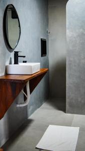 un bagno con lavandino e specchio di Casa Camboa - Barrinha - Praia do Preá ad Acaraú