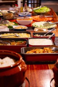 een tafel met veel gerechten bij Pousada das Cavernas in Iporanga +48 foto's