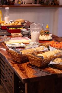 een houten tafel met manden met eten erop bij Pousada das Cavernas in Iporanga