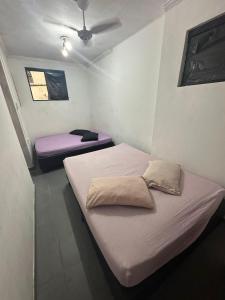 Camera con 2 letti e ventilatore a soffitto. di Pousada Recanto da Prainha a São Vicente