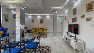 TV a/nebo společenská místnost v ubytování pYramids view Apartment & Studio's