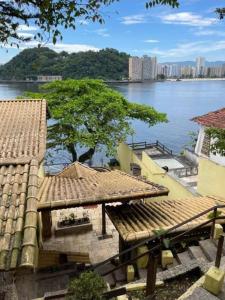 un edificio con vista su una cassa d'acqua di Pousada Recanto da Prainha a São Vicente Altre 7 foto