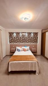 En eller flere senge i et værelse på Luxury Apart