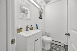 Un baño blanco con inodoro y lavabo. en Location+Comfort+Convenience, en Boston 56 fotos más
