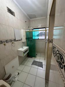 un bagno con doccia, WC e lavandino di Pousada Recanto da Prainha a São Vicente