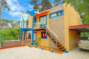 ein Haus mit einer Treppe davor in der Unterkunft Casa Gloria con Piscina - Jacuzzi exterior climatizada Relax Playa in Punta del Este