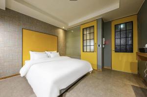 En eller flere senge i et værelse på Cheongju Hotel Persona