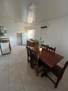 een eetkamer met een houten tafel en stoelen bij Cabaña zona vivero in Miramar