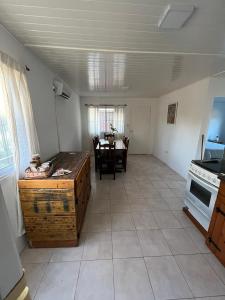 een woonkamer met een tafel en een keuken met een tafel bij Cabaña zona vivero in Miramar +2 foto's