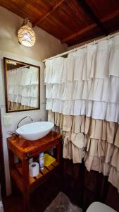 un baño con lavabo y espejo en Cabaña 'Te para Tres' Merlo San Luis, en Merlo
