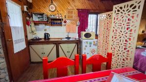 una pequeña cocina con encimera y fregadero en Cabaña 'Te para Tres' Merlo San Luis, en Merlo 35 fotos más
