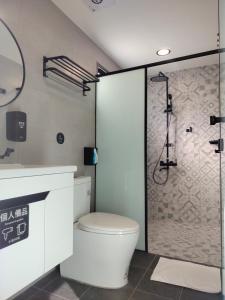 小琉球にあるIsland No 50のトイレとガラスのシャワー付きのバスルーム