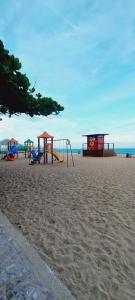 - une plage avec une aire de jeux sur la plage dans l'établissement Praia vila velha, à Vila Velha 15 autres photos