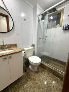 une salle de bains avec toilettes, douche et lavabo dans l'établissement Praia vila velha, à Vila Velha