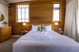 Ένα ή περισσότερα κρεβάτια σε δωμάτιο στο Pat's Bach - Elevated Bay Views Over Little Oneroa