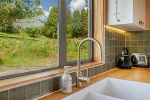 Η κουζίνα ή μικρή κουζίνα στο Mountain View Barn with Spa +31 φωτογραφίες