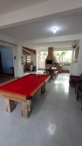 una grande stanza con un tavolo da biliardo di Alaercio goulart a Palhoça