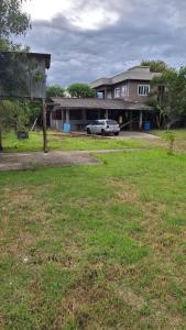 un'auto parcheggiata in un cortile di fronte a una casa di Alaercio goulart a Palhoça