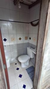 un bagno con un water e un lavandino di Alaercio goulart a Palhoça Altre 8 foto