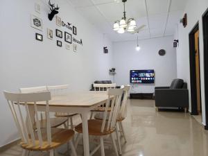 een eetkamer met een tafel en stoelen bij Melaka Kota Home in Melaka