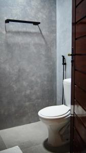 un bagno con wc e doccia di Casa Camboa - Barrinha - Praia do Preá ad Acaraú Altre 36 foto