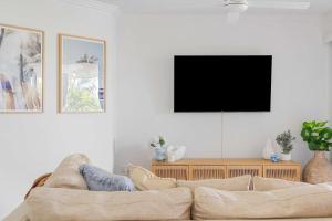 Et tv og/eller underholdning på Ocean Vista Retreat - Private Rooftop Spa by the Sea + 30 billeder