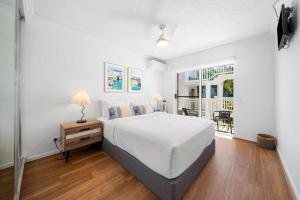 En eller flere senge i et værelse på Ocean Vista Retreat - Private Rooftop Spa by the Sea