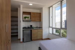 Habitación con cocina con cama y ventana en Edificio Plaza U Wellness, en Pereira 43 fotos más