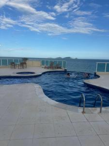 Hồ bơi trong/gần Ap na beira da praia dos cavaleiros Macaé Palace