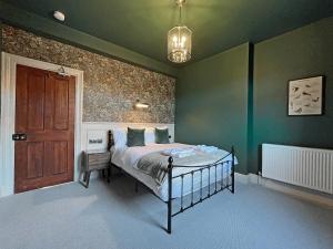 ein Schlafzimmer mit einem Bett und einer Holztür in der Unterkunft Botany Bay House in Whitby