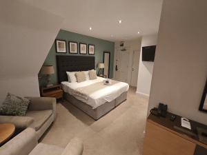 Postel nebo postele na pokoji v ubytování Trenython Manor Resort