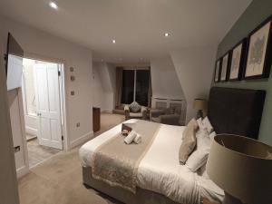 Postel nebo postele na pokoji v ubytování Trenython Manor Resort