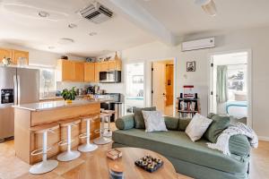 Kuchyň nebo kuchyňský kout v ubytování Santuario - 40 acres, EV, hot tub, pool, pizza oven