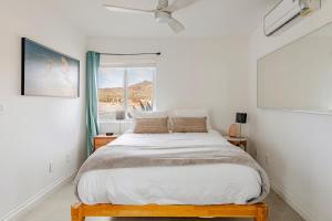 Postel nebo postele na pokoji v ubytování Santuario - 40 acres, EV, hot tub, pool, pizza oven