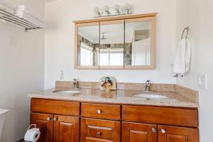 Koupelna v ubytování Santuario - 40 acres, EV, hot tub, pool, pizza oven + 50 fotografií